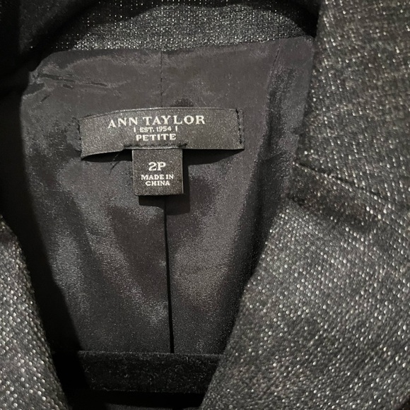 Ann Taylor Women's 3 Button Blazer Jacket Size 2 Petite. - Picture 2 of 3